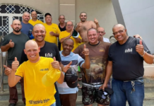 Amigos se mobilizam e raspam a cabeça em homenagem a comerciante diagnosticado com câncer
