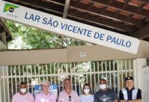 Grupo Memorial Votuporanguense doa alimentos para almoço de Natal do Lar São Vicente de Paulo