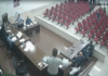 Vereador arremessa frasco de álcool em gel em parlamentar que falava na tribuna durante sessão