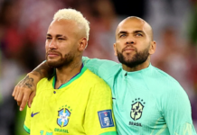 Jogadores brasileiros choram muito no gramado após derrota nos pênaltis para Croácia