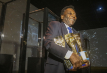 Pelé tranquiliza fãs após internação: “Fazendo minha visita mensal ao hospital”