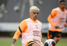 Nevou! Lateral-direito Fagner muda visual em pré-temporada do Corinthians