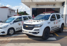 Adolescente é apreendido após tentar matar rapaz a tiros e balear idosa com neto no colo