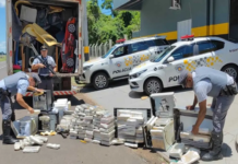 Homem é preso após polícia achar 300 tijolos de maconha escondidos sob forro de estofados