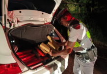 Dupla é presa com mais de 150 tijolos de maconha dentro de porta-malas de carro em rodovia