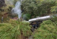 Empresa é multada em R$ 190 mil após caminhão com soda cáustica cair em ribeirão