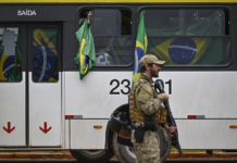 Empresas que tiveram ônibus bloqueados após ataques em Brasília entregam lista de passageiros para STF
