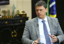MP Eleitoral pede multa a Tarcísio por uso de agente da PF na campanha