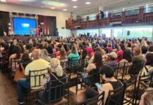 Prefeitura recepciona profissionais da Educação, entrega equipamentos e lança projetos
