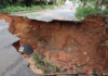 Chuva forte abre cratera em rua de Novo Horizonte