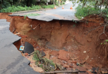 Chuva forte abre cratera em rua de Novo Horizonte
