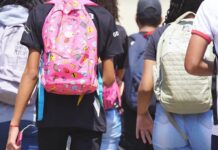 Volta às aulas: mochilas devem ter até 10% do peso corporal da criança, alerta neurocirurgião
