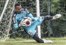 Santos empresta goleiro John ao Internacional; veja detalhes do negócio