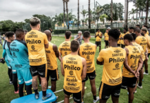 Soteldo, do Santos, dá “jeitinho” para driblar altura e participar de reunião com Odair