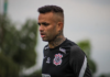 Luan volta ao Corinthians, treina separado e aguarda propostas