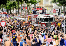 Corpo de Pelé é sepultado após cortejo pelas ruas de Santos