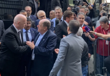 Presidente da Fifa chega ao velório e pede estádios com nome de Pelé a todos os países