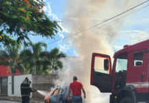 Carro pega fogo próximo ao Parque da Cultura em Votuporanga