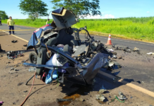 Motorista morre após invadir pista contrária e bater de frente com caminhão em rodovia