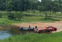 Corpo de Bombeiros faz buscas por homem que desapareceu após barco afundar em rio