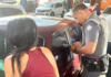 Policiais quebram vidro para salvar criança esquecida dentro do carro