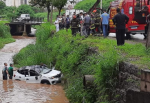 Idosa perde o controle de direção e carro cai em córrego de Catanduva