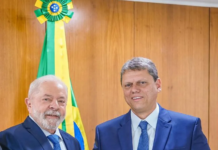 Após reunião, Lula publica foto com Tarcísio e mensagem com nome da coligação de Bolsonaro