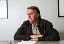 Bolsonaro diz que deve voltar ao Brasil em março, mas fala de risco de prisão