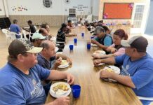 Prato Solidário: ação segue com distribuição de marmitas para pessoas em situação de vulnerabilidade