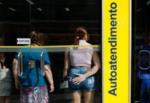 Bancos reabrem após feriado de carnaval