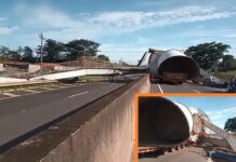 Carreta com carga excedente derruba passarela em rodovia de Araçatuba