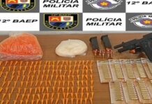 Polícia prende homem com arma, munições e porções de cocaína