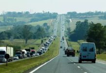 Vai pegar estrada? Não se esqueça que a “lei do farol” mudou