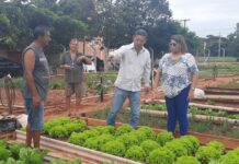 Jezebel Silva conhece projeto para criar hortas comunitárias em Votuporanga