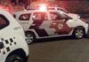 Jovem é socorrido pelo irmão após ser baleado na frente da casa onde mora em Araçatuba