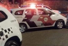 Jovem é socorrido pelo irmão após ser baleado na frente da casa onde mora em Araçatuba