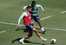 Sem Tabata e convocados, Abel tem papo com elenco do Palmeiras em treino