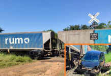 Trem atinge carro em Simonsen; três pessoas ficam feridas