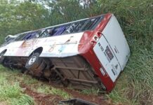 Ônibus que transportava equipe de futebol americano tomba em rodovia da região