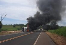 Carreta carregada com madeiras tomba e pega fogo em Nova Granada