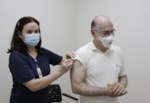 Diretor da Funfarme toma vacina bivalente: “A vacinação diminuiu muito o número de internações e casos grave de Covid-19″