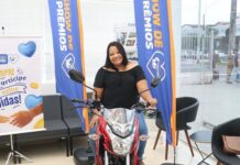 Votuporanguense é contemplada com uma moto 0km no Show de Prêmios do Sorte Saúde