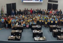 Câmara Municipal homenageia atletas do Centro de Formação de Natação