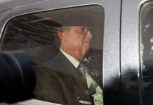 Bolsonaro diz à PF que só soube de joias em 2022, mas um ano antes seu gabinete tentou reaver colar