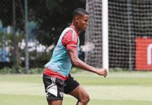 Sem reposição para Ferraresi, Ceni testa laterais como zagueiros no São Paulo