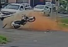 Motociclista é internado após bater em placa de sinalização em avenida de Birigui