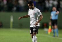 Pedro machuca tornozelo e vira desfalque no Corinthians