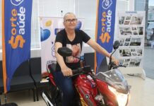 Paciente do HB há mais de 34 anos, vendedora de bananas ganha moto no Sorte Saúde