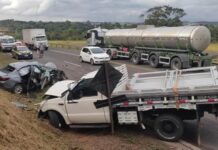 Acidente entre carro e caminhonete deixa vítima em estado grave na BR-153