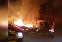 Casa pega fogo após incêndio em terreno se alastrar